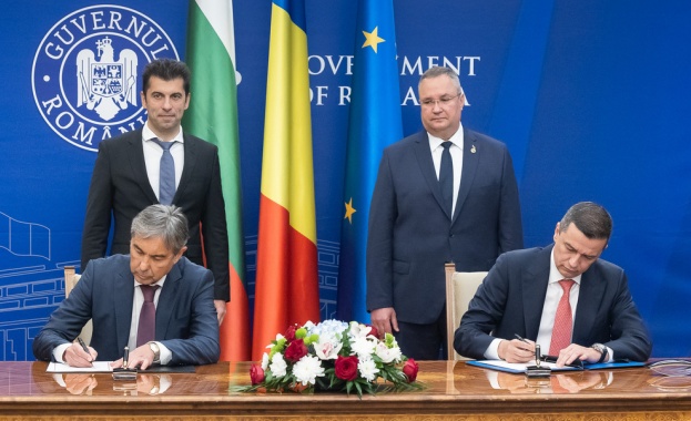 Министърът на Румъния Сорин Гриндяну и заместник министърът на транспорта на