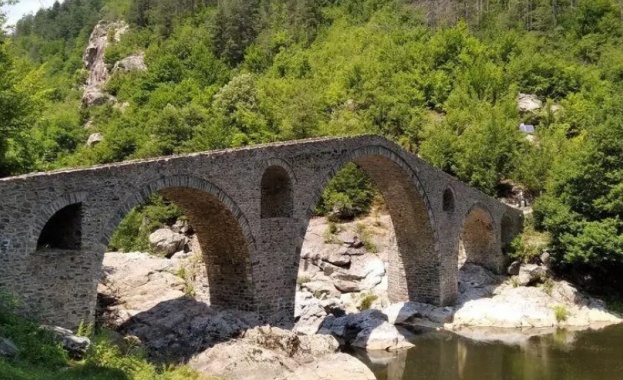 Стоманен турникет посреща туристите на Дяволският мост в Родопите Решението