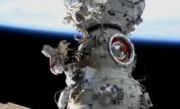 Руските космонавти Олег Артемиев и Денис Матвеев прекараха седем часа