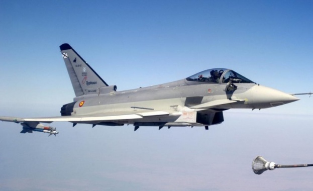 Изтребител F 18 съпроводи пътнически самолет до Испания Причината шега