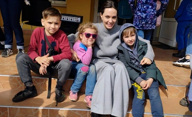 Актрисата се срещна с редица разселени украинци в Лвов, включително