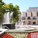 Театърът в Добрич вдига завеса за премиерата на „Капан за самотен мъж“