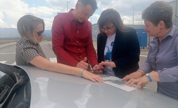 Вицепремиерът и министър на икономиката и индустрията Корнелия Нинова посети