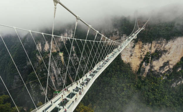 Най-дългият стъклен мост в света беше отворен за всички пътници,