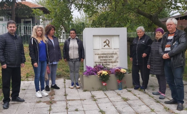 Представители на общинското ръководство на БСП Бургас поднесоха цветя