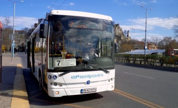 Шофьор на автобус от градския транспорт в Пловдив и кондуктор