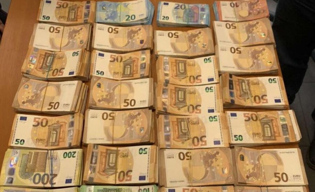 Митническите служители от Митница Бургас откриха недекларирана валута с левовата