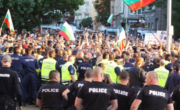 Паметникът на Съветската армия в София се превърна в арена