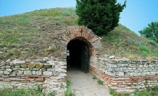 Античната куполна гробница на Поморие се намира западно от Град