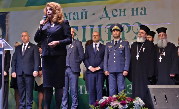 В днешното трудно и размирно време не бива да чертаем