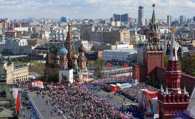 Стотици хиляди се присъединиха към шествието „Безсмъртен полк“ в Москва (Снимки)