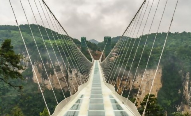 Най-дългият мост със стъклен под беше открит във Виетнам