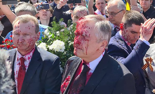 Руският дипломат в Полша Сергей Андреев беше залят с боя