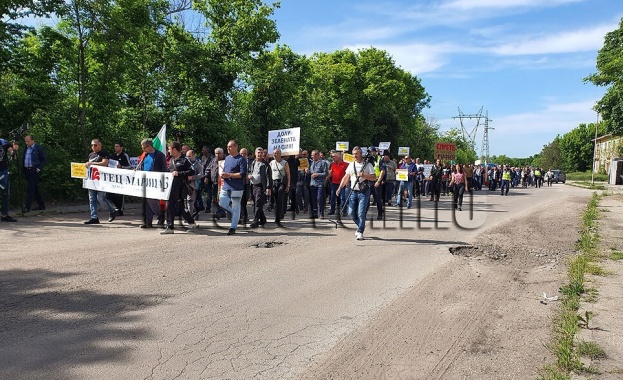 Работещи в затворения ТЕЦ Марица 3 в Димитровград блокираха около