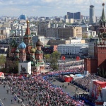 Стотици хиляди се присъединиха към шествието „Безсмъртен полк“ в Москва (Снимки)