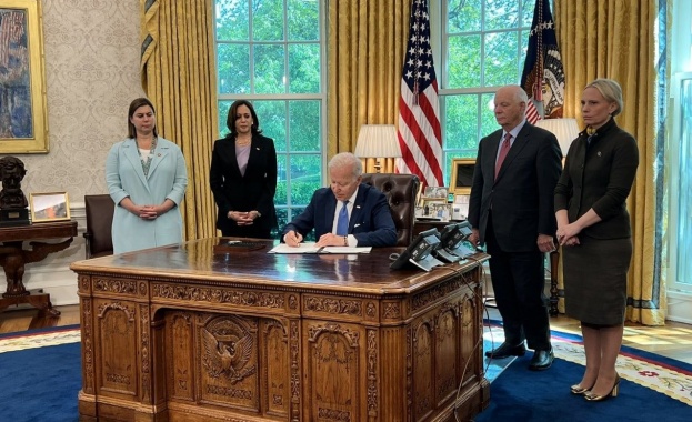 Президентът на САЩ Джо Байдън в понеделник подписа законопроект който