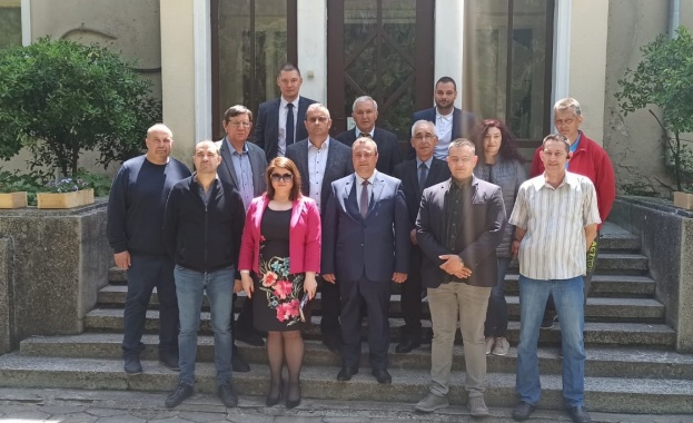 Трябва да възстановим предприятията с национално и символно значение за