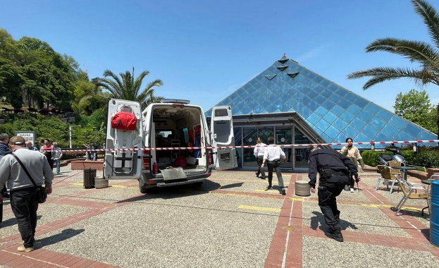 Пожар и срутване в търговски център в Бурса