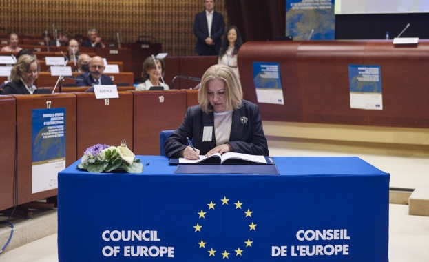 Министър Йорданова подписа Допълнителния протокол към Конвенцията за престъпления в