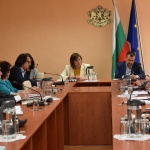 Министър Нинова събра 8 държавни институции и бизнеса на Съвет по горивата