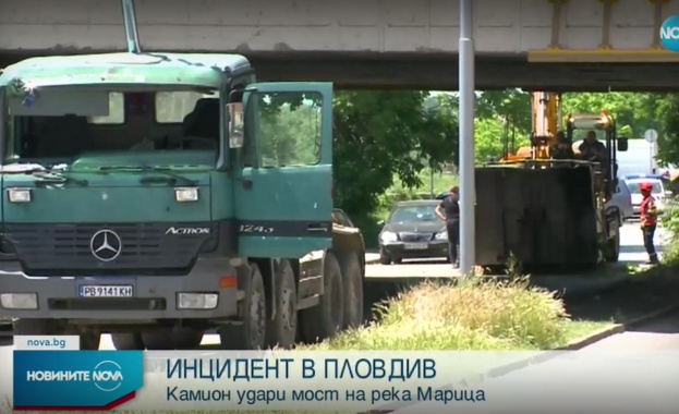 Камион се вряза в мост в Пловдив