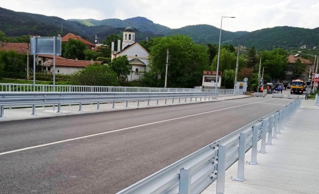 Отворен за движение е новият мост над р. Струма на