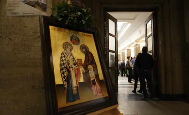 За всенародно поклонение в София пристигат светите мощи на равноапостолните