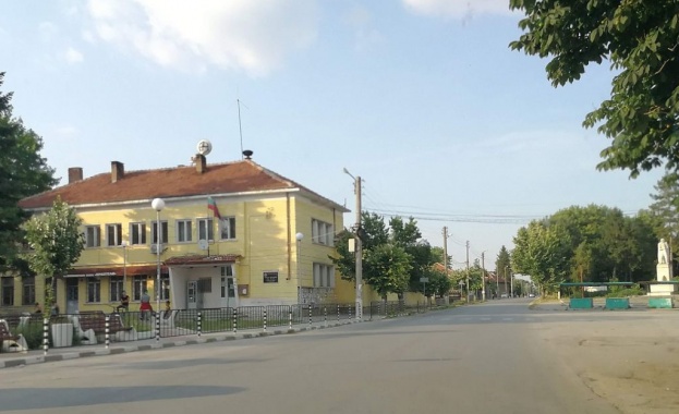 Кметът на Асеновци: Полицията иска да прикрие случая с пияния лекар, блъснал майка с деца
