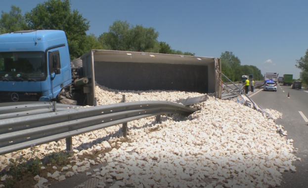 Камион с баластра се преобърна на АМ "Тракия"