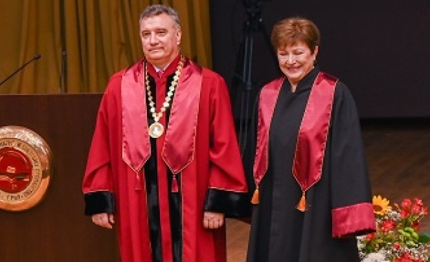 Ректорът връчи на доц. д-р Кристалина Георгиева почетното звание „Доктор хонорис кауза на УНСС“ 