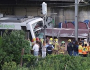 Машинист загина, а десетки бяха ранени във влакова катастрофа край Барселона