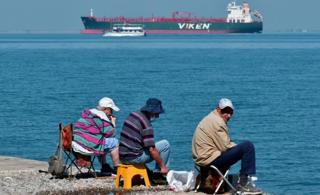 Гърция обмисля летен бонус от 200 евро за пенсионерите