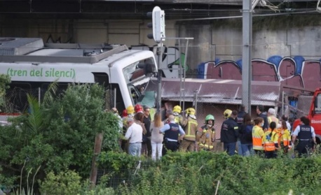 Машинист загина, а десетки бяха ранени във влакова катастрофа край Барселона