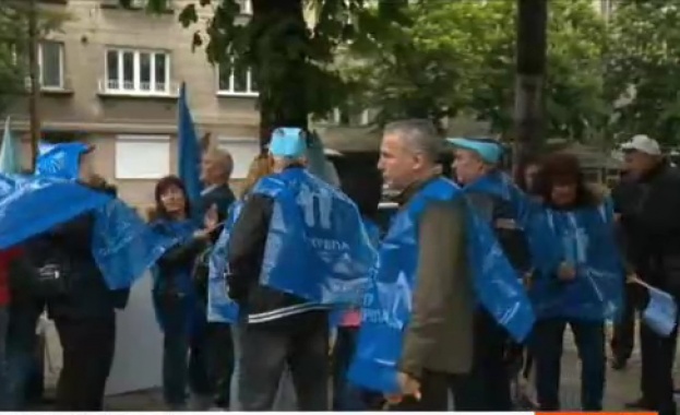 На три места се събират тази сутрин протестиращите работещи в