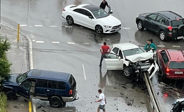 Сериозна катастрофа с няколко коли е станала тази сутрин на