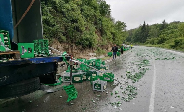 Камион разпиля каси с бира след катастрофа на пътя Русе-Бяла