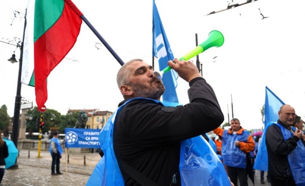 Служителите в градския транспорт в София блокираха възлови кръстовища в знак на протест