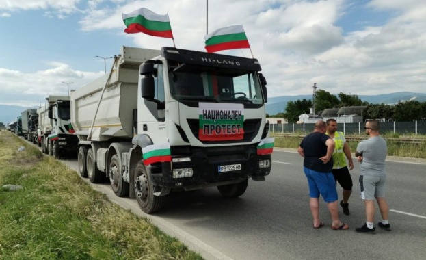 Тирове и строителна техника блокираха десните ленти по три от