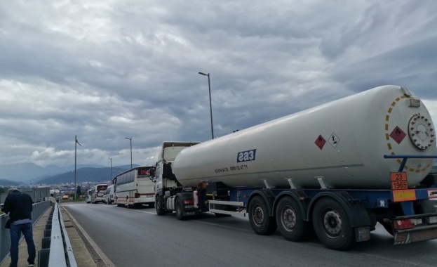 Около 20 автобуса и десетки тирове от Благоевградска област се