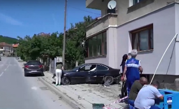 Млад мъж се вряза с автомобила си в къща по