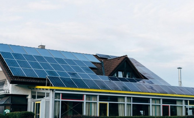 ЕС въвежда таван на цените за газа и задължителни слънчеви панели на покривите