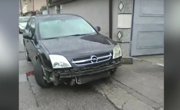 Автомобил се вряза в ограда на къща в София