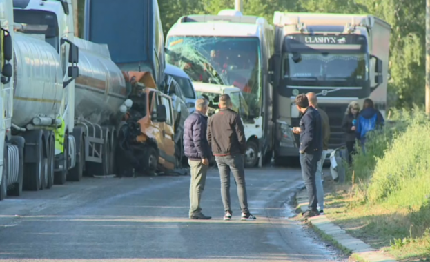 Две тежки катастрофи с автовоз, цистерна и автобус блокират движението по "Дунав мост"