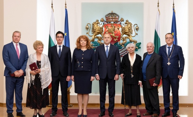 Румен Радев удостои с висши държавни отличия изявени дейци на културата   