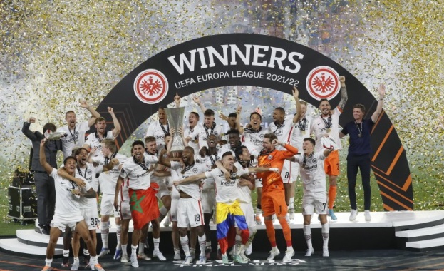 Отборът на Айнтрахт Франкфурт триумфира в Лига Европа Тимът вдигна
