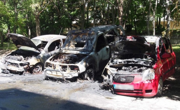Три леки автомобила изгоряха пред блок на варненската улица Роза Първо