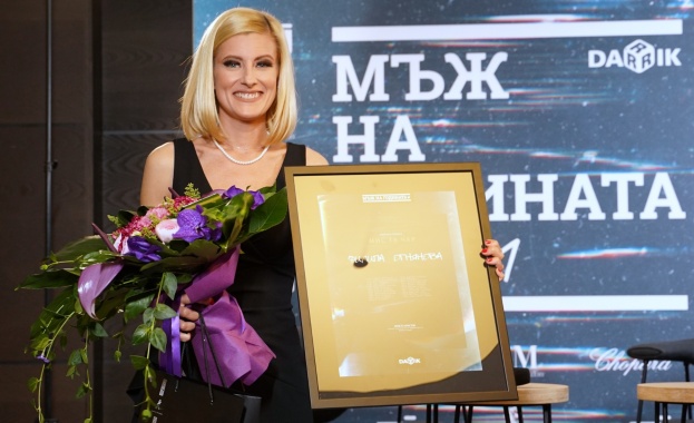 Водещата на централната емисия новини По света и у нас