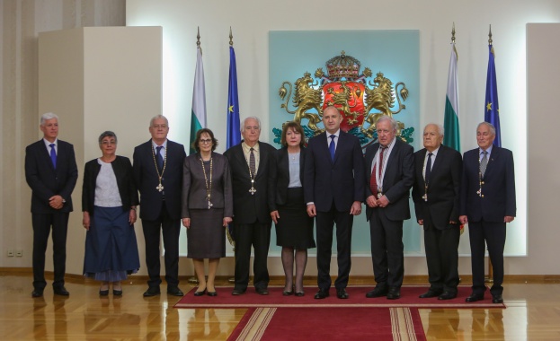 Президентът Румен Радев удостои с висши държавни отличия изявените български
