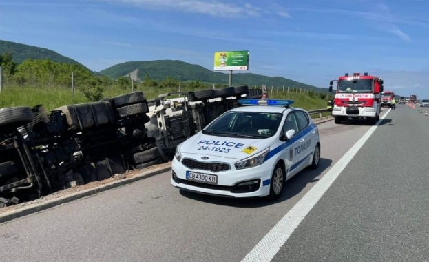 Цистерна превозваща азот се обърна на автомагистрала Струма Инцидентът стана