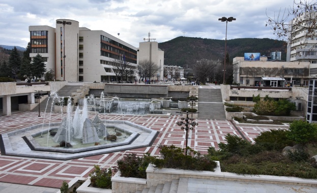 Вандалски акт на малолетни запуши пеещите фонтани в центъра на